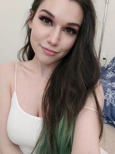 莉莉·卢泄露的OnlyFans裸照和视频