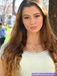 Die geile Mädchen Kara zeigt ihren erstaunlichen Hintern und posiert in High Heels in einem Solo.