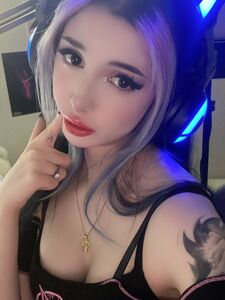 Alyri 最新的 Onlyfans 高级泄露