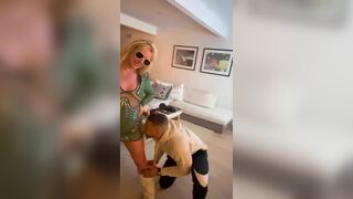 Britney Spears puts on her green dress and let her friends have fun with her