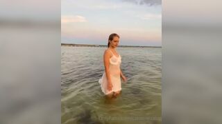 Carolinezalog Exposed Her Booty and Tits After Getting Wet in Beach Onlyfans Video