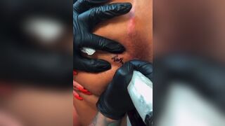 Andressa Urach tattooing her ass