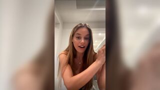 Hailey Sexy Babe Exposed Her Tits While Eating Live Onlyfans Video