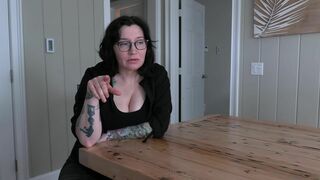 Bettie Bondage Nerdy Milf Tease a Big Black Dildo and Drilling Her Pussy with It Video