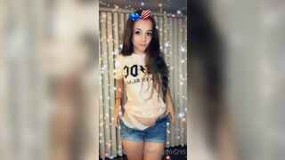 Chelsea_lynn295 Pretty Teen Stripteasing Herself Onlyfans Video