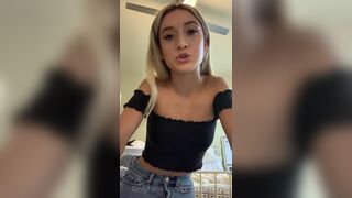 Prettybitchmia Blonde Teen Talking to her Fans in Live Onlyfans Video