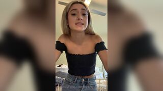 Prettybitchmia Blonde Teen Talking to her Fans in Live Onlyfans Video