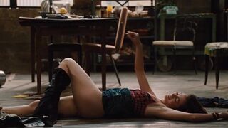 Sexy Anne Hathaway nude – Love and Other Drugs (2010)