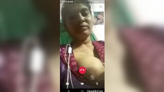 Sister-in-law showed boobs on video call, boy hit her fist
 Indian Video