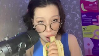 LEZZY BUNNY ASMR SUCKING & LICKING BANANA