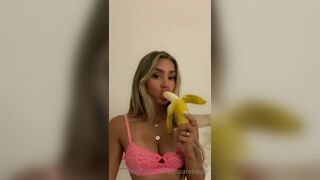 maarebeaar Lusty Girl Passionately Sucking a Banana While No one At Home Onlyfans Video