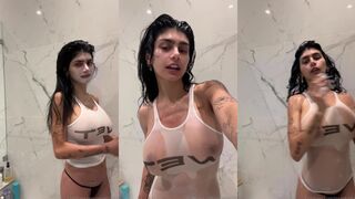 Mia Khalifa Playing And Scrubbing Juicy Tits Onlyfans Video