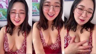 Aroomi Kim Squeezing Her Juicy Boobs For Fans Onlyfans Video