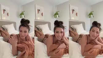 Alexox0 Shows Big Buns Laying on Bed Onlyfans Video