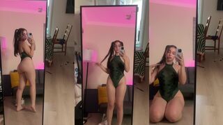 Zoeyiso Shaking Juicy Ass Cheeks on Mirror Onlyfans Video