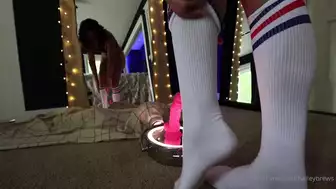 OnlyFans baileybrews uses a pink vibrator on her pussy while laying on her back.