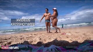 Hot  Kriss Hotwife De Micro Biquini Se Exibindo Na Praia Publica Com Seu Corno Manso Do Lado HD