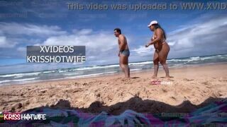 Hot  Kriss Hotwife De Micro Biquini Se Exibindo Na Praia Publica Com Seu Corno Manso Do Lado HD