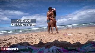 Hot  Kriss Hotwife De Micro Biquini Se Exibindo Na Praia Publica Com Seu Corno Manso Do Lado HD