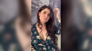 Do You Like A Mom In A Sundress?? [Reddit Video]