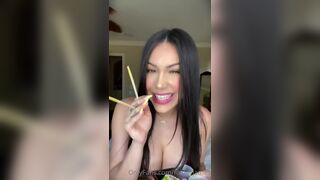 Rainey James Onlyfans JOI Video Tape while eatting