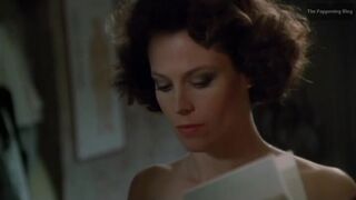 Sigourney Weaver Naked & Hot – Half Moon Street (16 Pics + Video Tape)