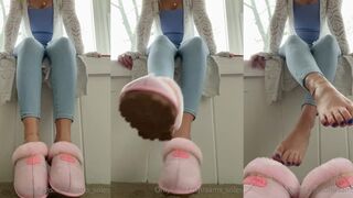 sams soles21 Teases Her Dirty Soles in Leaked OF Video