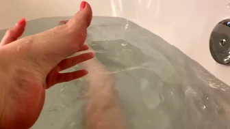 Mary Moody Teases Her Curvy Ass in Nude Video