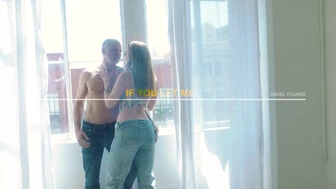 Angel Youngs teases her bare ass in stunning video