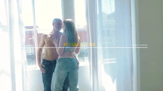 Angel Youngs teases her bare ass in stunning video