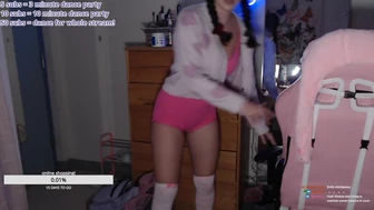 hotblockchain Teases her Curvy Ass in Ripped Cams Video