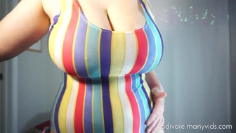 Codi vore stuzzica con il suo nuovo costume da bagno e gioca con la sua figa in un video trapelato