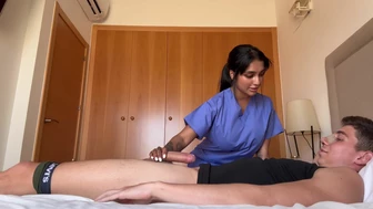 Yasmina Khan stuzzica il suo grande bottino, l'infermiera si fa riempire il culo di sperma dal paziente