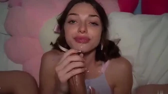 蘑菇男继父在泄露的性爱视频中戏弄女大学生并进行肛交