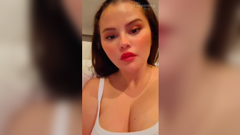 Gorgeous Selena Gomez Amazing (10 Pics + Tape)
