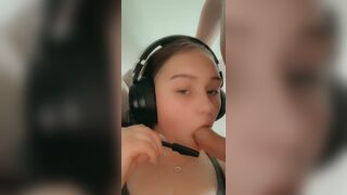 Sexy gamer girl sucks off boyfriend on timeout