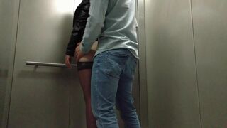 Voyeur couple does risky public porno in an elevator