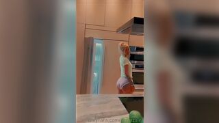 iggyazalea Twerking Her Ass In The KItchen Onlyfans Leaked Video