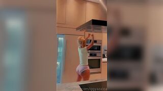 iggyazalea Twerking Her Ass In The KItchen Onlyfans Leaked Video