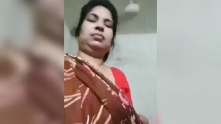 Chalu Bengalan aunty kissed Bihari uncle
 Indian Video