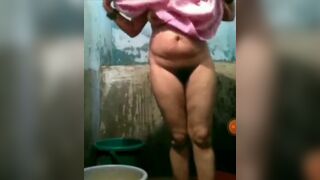 see my neighbor aunty bathing naked
 Indian Video