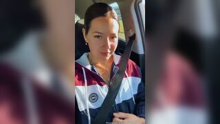 Ellenzinhaexib Shows Her Nipple In Her Car While Going To Work