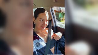 Ellenzinhaexib Shows Her Nipple In Her Car While Going To Work