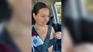 Ellenzinhaexib Shows Her Nipple In Her Car While Going To Work