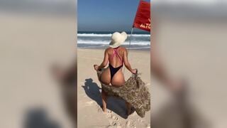 Lilika Teixeira Thick Milf Twerking her Ass On Beach Video