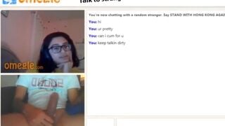 Nerdy Babe Gets Naked And Start to Fingering Her Pussy for a Guy On Omegle Video