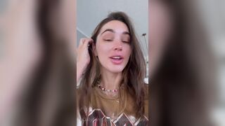 Itsnatalieroush Beautiful Cute looking Brunette Girl talking Onlyfans Video