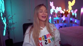 Bebahan AKA Hannah Blonde Streamer Playing Freshwomen Sex Game Video