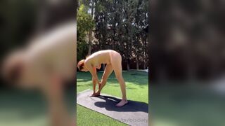 Taylorsdiary Sexy Girl Gets Naked And Doing Yoga Outdoor OnlyFans Video