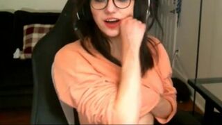 AeviMari Twitch Streamer Tricked into Boob Slip